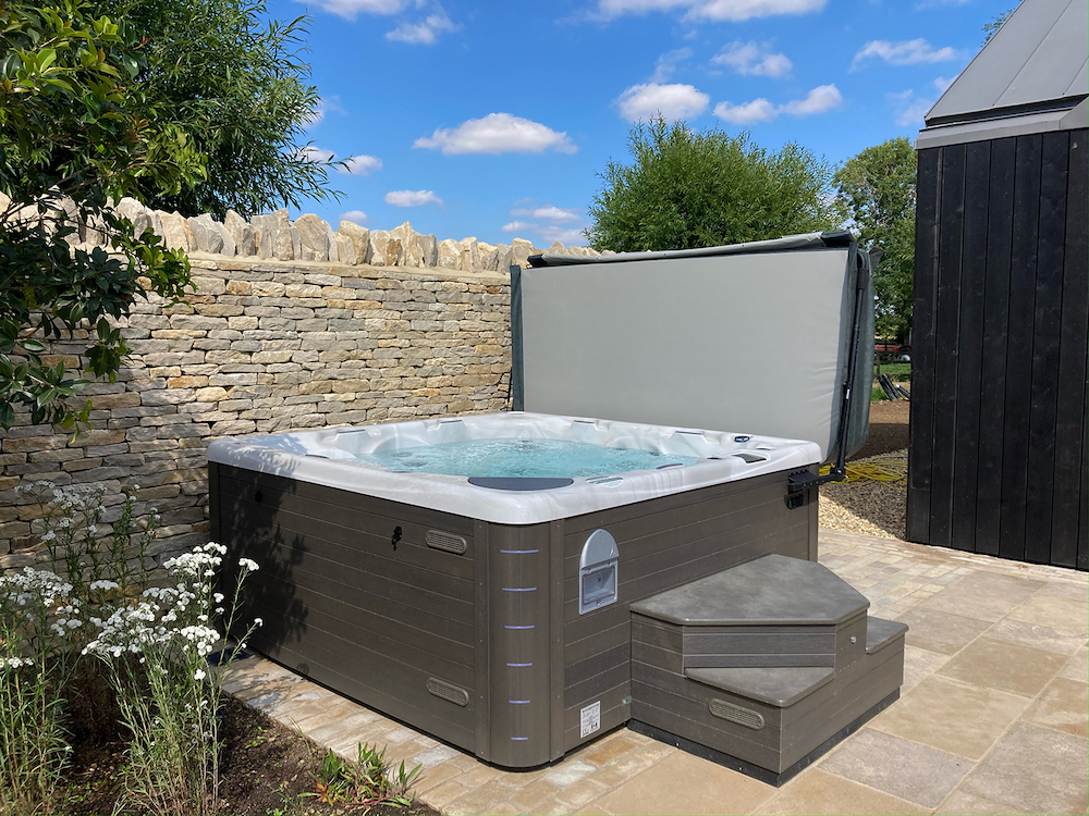 Outdoor hot tub in the UAE